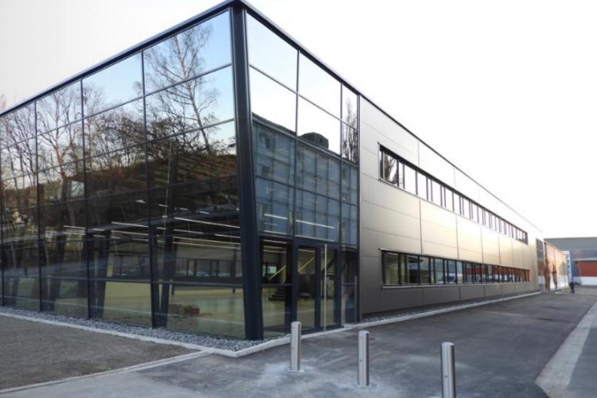 Gewerbegebäude mit über Eck geführter Pfosten-Riegel-Glasfassade